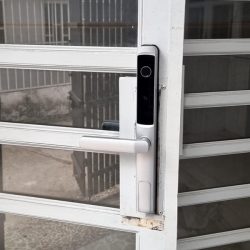 Khóa vân tay cửa nhôm ng9 ảnh 3