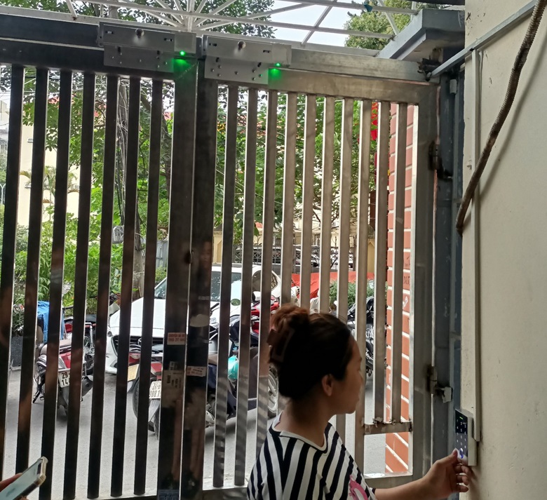 khóa vân tay cửa công chung cư mini